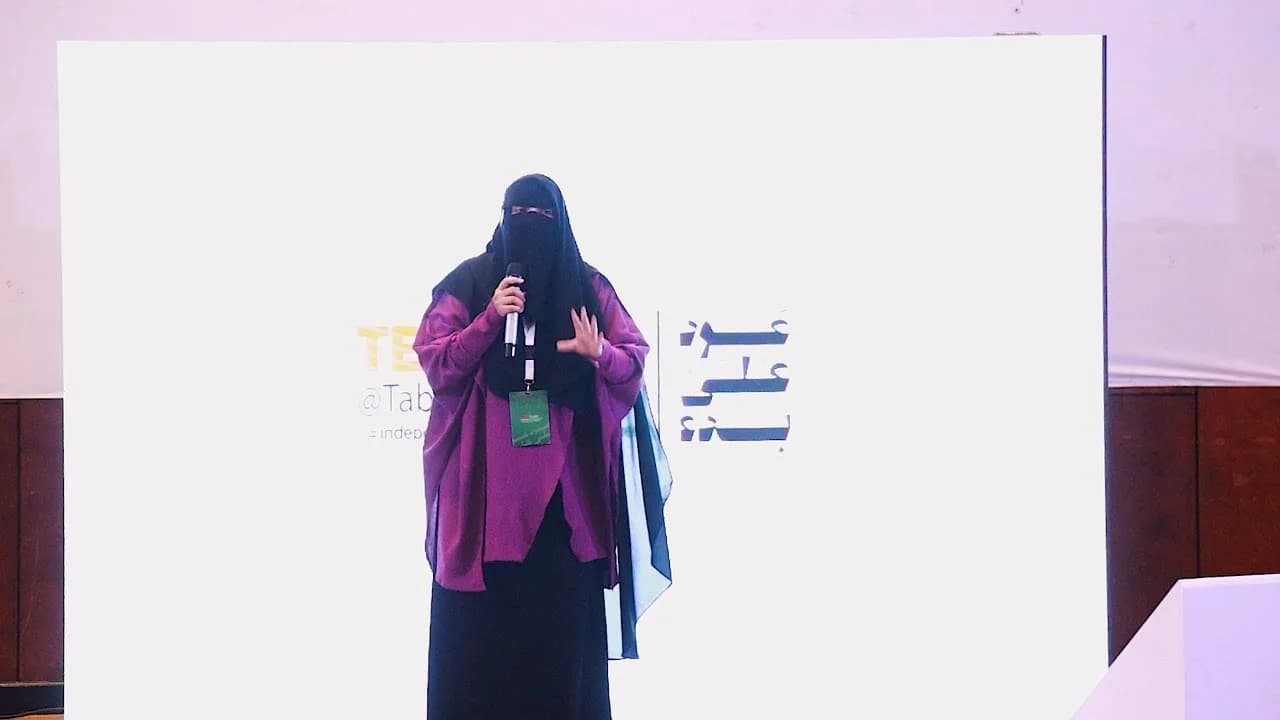 ياسمين مجد أثناء حديثها على منصة TEDx